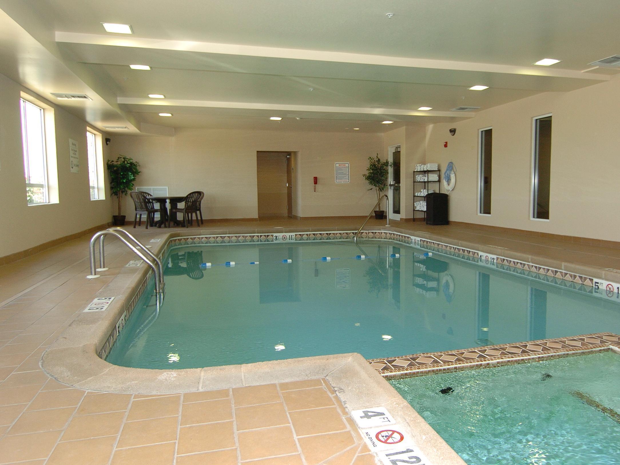 Holiday Inn Express Hutchison By Ihg Хътчинсън Екстериор снимка
