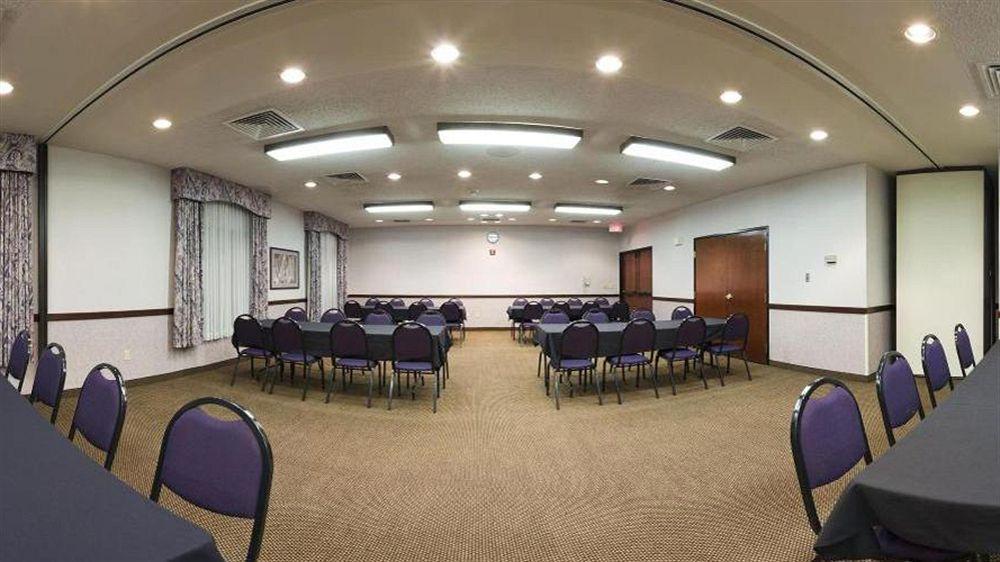 Holiday Inn Express Hutchison By Ihg Хътчинсън Екстериор снимка